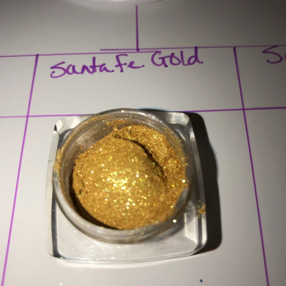 Mineral Eyeshadow in Santa Fe Gold.